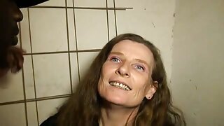Poljska lezbejka Natasha Starr stavlja strapon i jebe ovisna o seksu beba u psećem stilu. Njena gadna GF uživa u jebanju njenog dubokog grla. Ne preskačite uzbudljiv lezbijski strapon sex tube video u kojem Natasha Starr jebe svoje gadne i nezasitne djevojke.