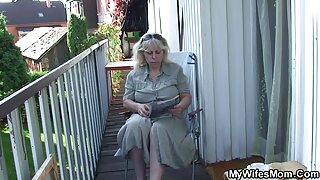 Debeljuškasta crnokosa mama Melissa uživa u tome da svoju debelu pičku pravilno jebe doggystyle. Leži na trbuhu dok joj se guza trese od tvrdokornog udaranja macom.