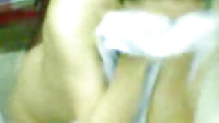 Provokativna motika sa zategnutom mokrom pičkom igra se sama sa sobom na početku videa. Onda ona uzima penis đubreta koji ga siše duboko u grlo.