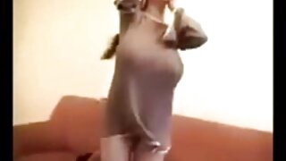 Razigrana učenica brineta širi noge kako bi demonstrirala obrijanu ružičastu vaginu kako bi je revno fistirala nezasita lezbijka u video snimku 21 Sextury o lezbijskom seksu.