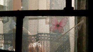 Grabljiva japanska kučka posisala je jedan slatki kurac, a drugi gladni pastuv je lizao njenu dlakavu macu. Gledajte taj gadni azijski FMM porno u Jav HD porno videu!