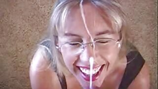 Smeđokosa riba slatkog izgleda Linda Sweet puše kurac na pov kameru